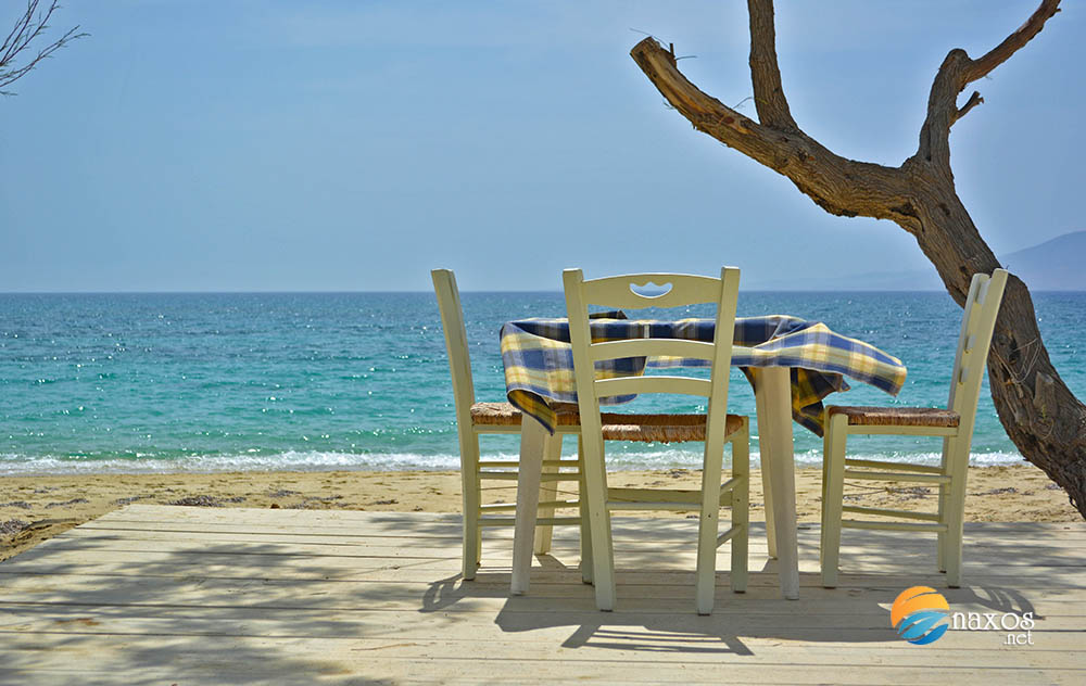 Naxos beaches close to taverns and other amenities